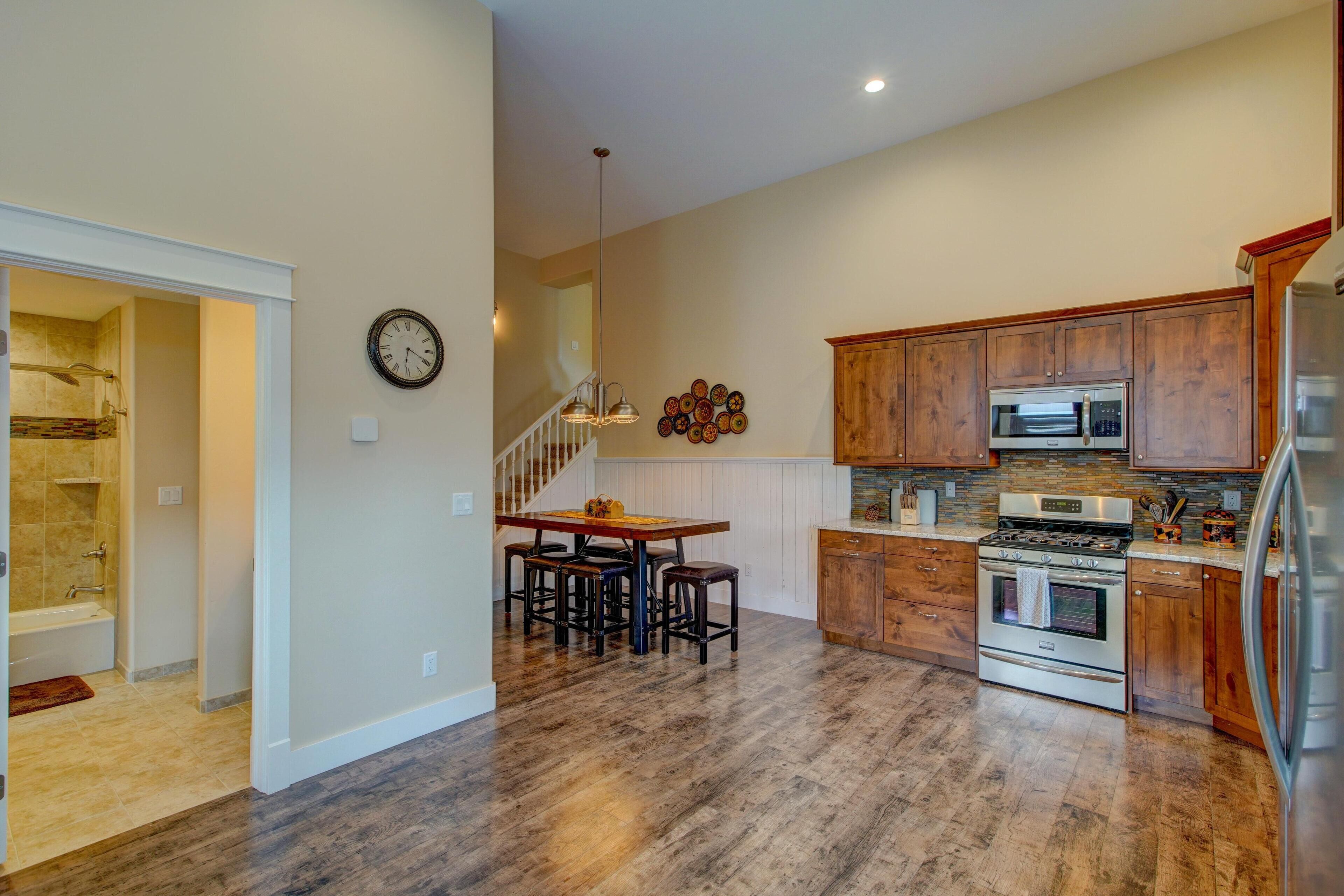 2-Mile Station-Luxury Train Depot Remodel. Walk to Everything!