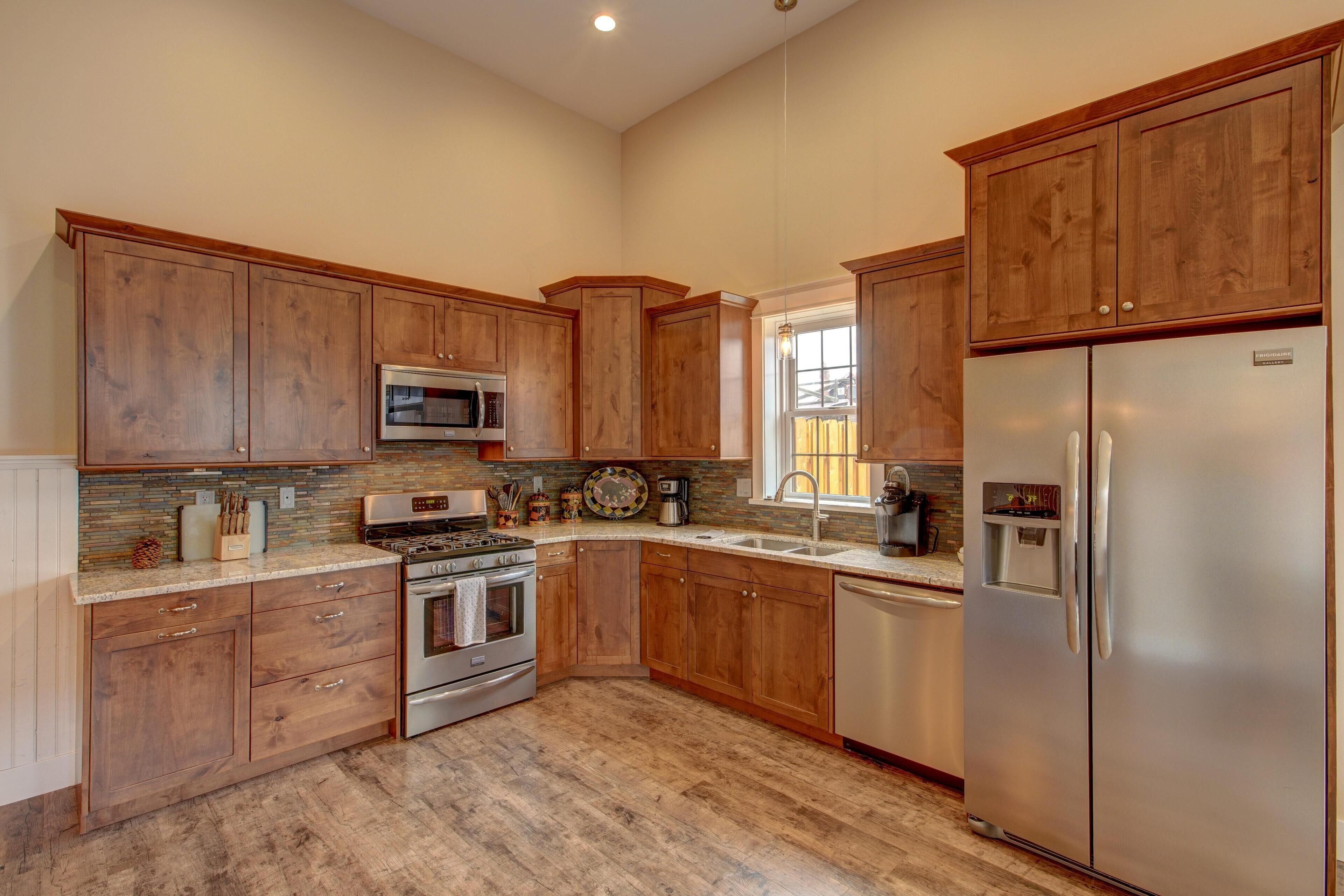 2-Mile Station-Luxury Train Depot Remodel. Walk to Everything!