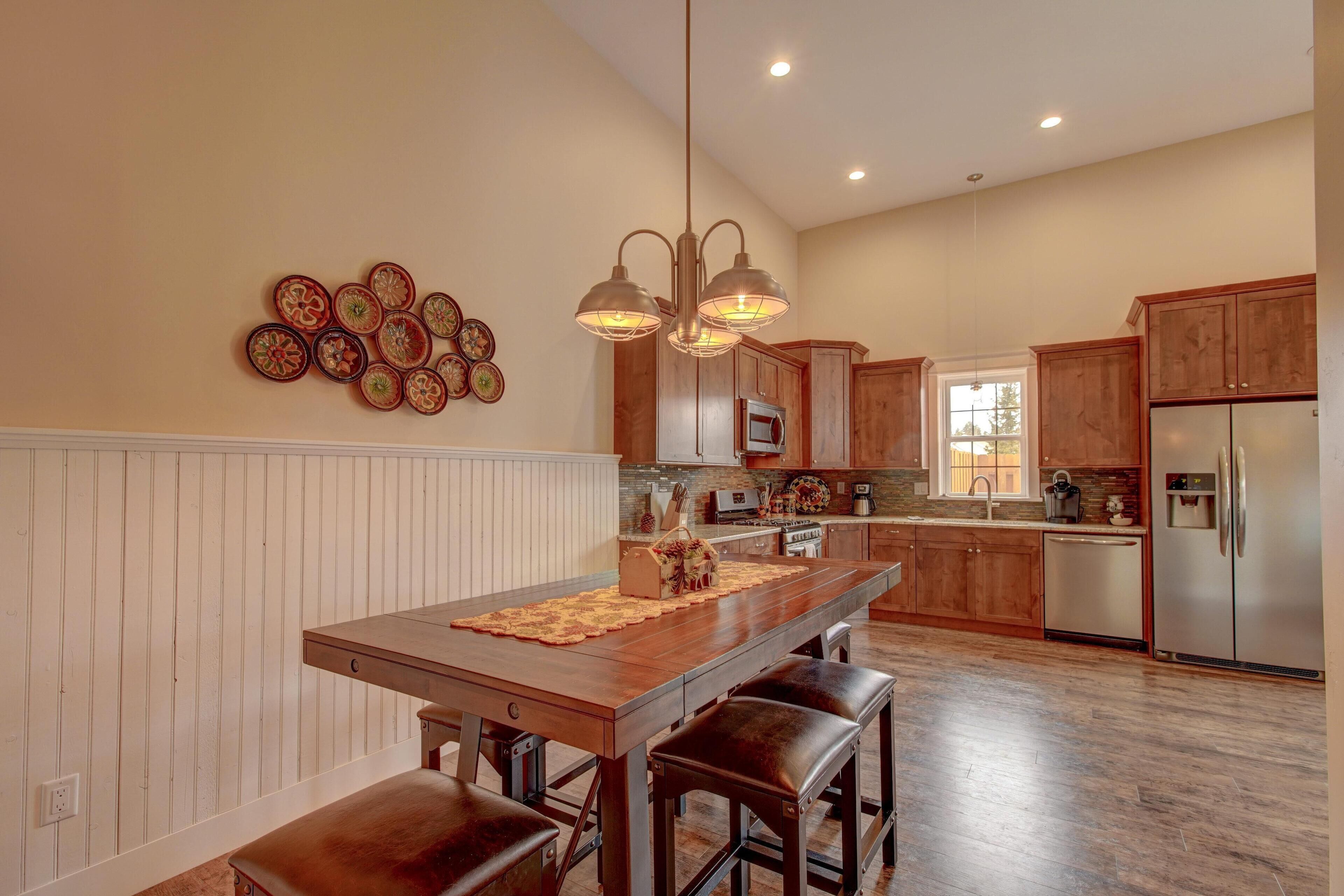 2-Mile Station-Luxury Train Depot Remodel. Walk to Everything!