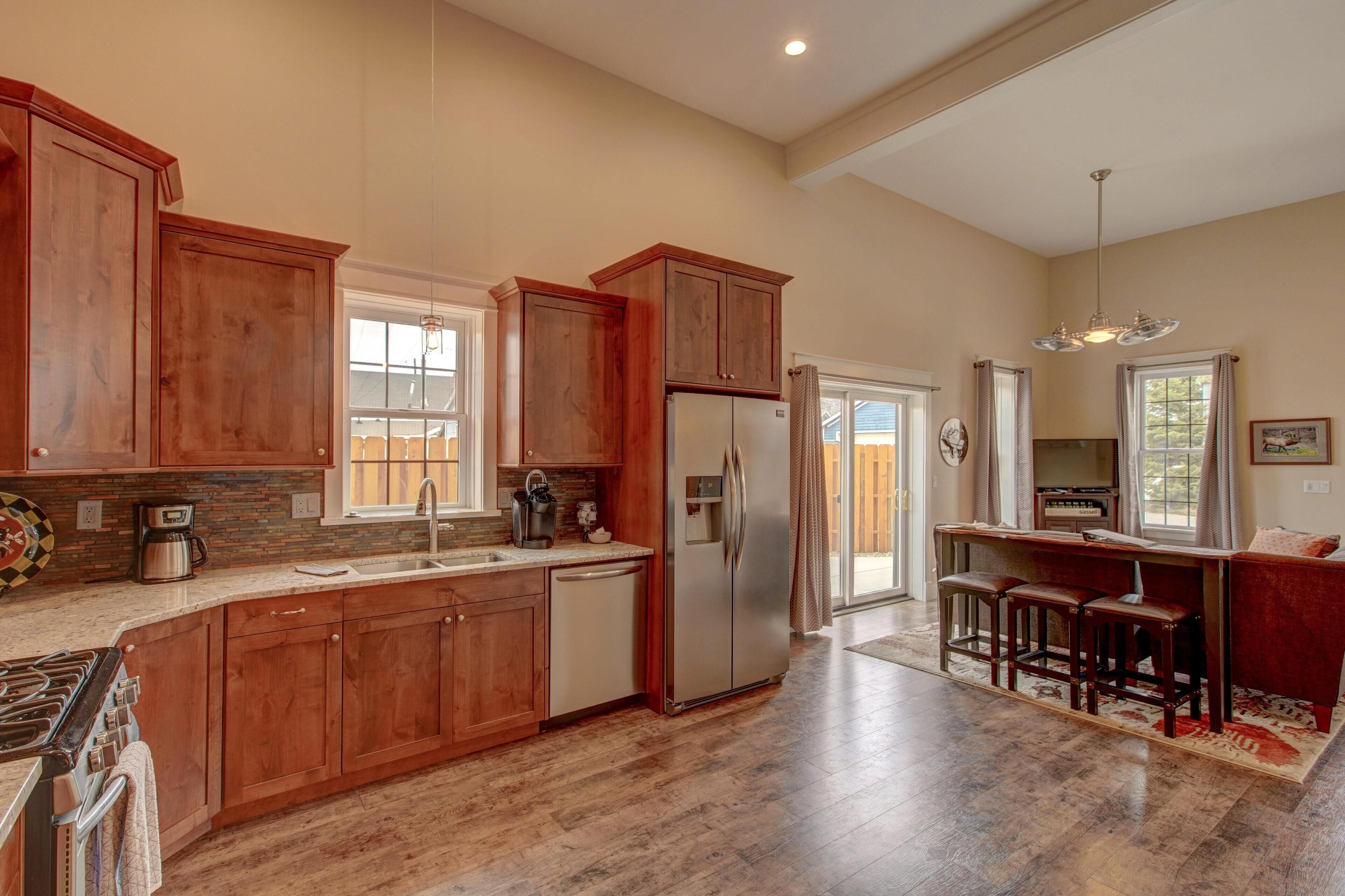 2-Mile Station-Luxury Train Depot Remodel. Walk to Everything!