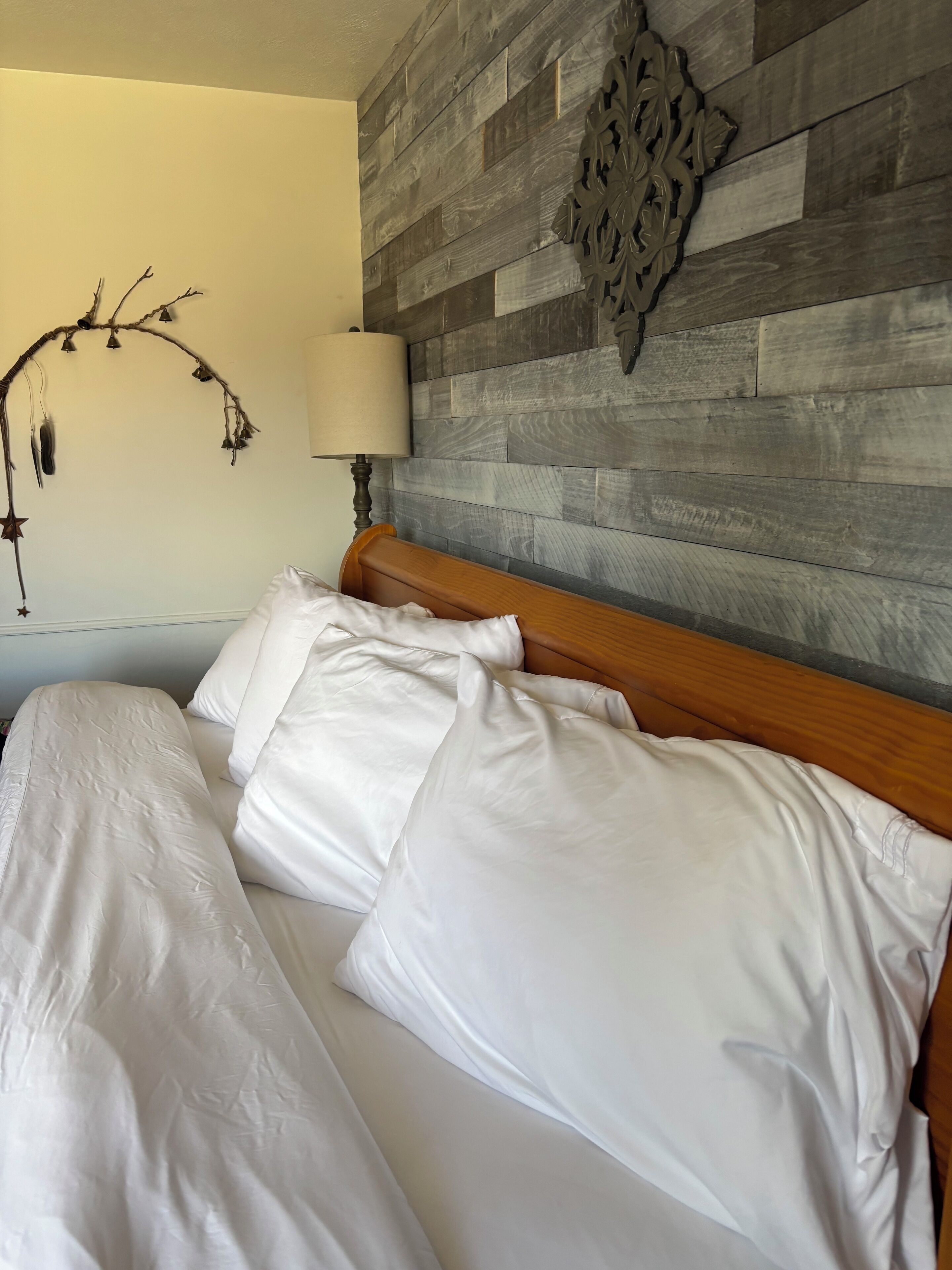 1 chambre, bureau, fer et planche à repasser, lit parapluie