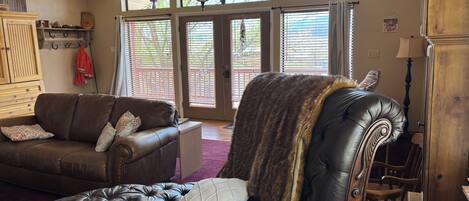 TV connectée, table de tennis de table, livres