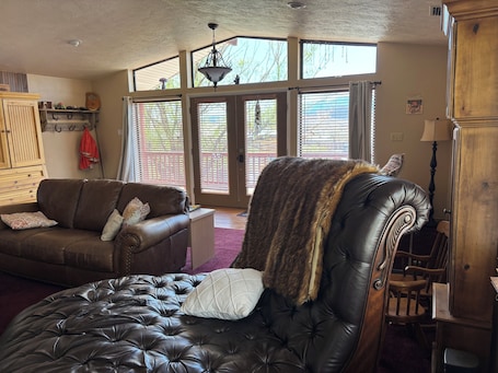 Smart TV, table tennis, books. #4 Artsy and Spacious Home in the Heart of Utah