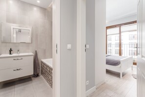 Cabezal de ducha tipo lluvia, secador de pelo, jabón, papel higiénico