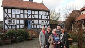 A traditional half-timbered building with a cobblestone courtyard. - Werts HOF Ferienwohnung 2 (Rauschenberg)