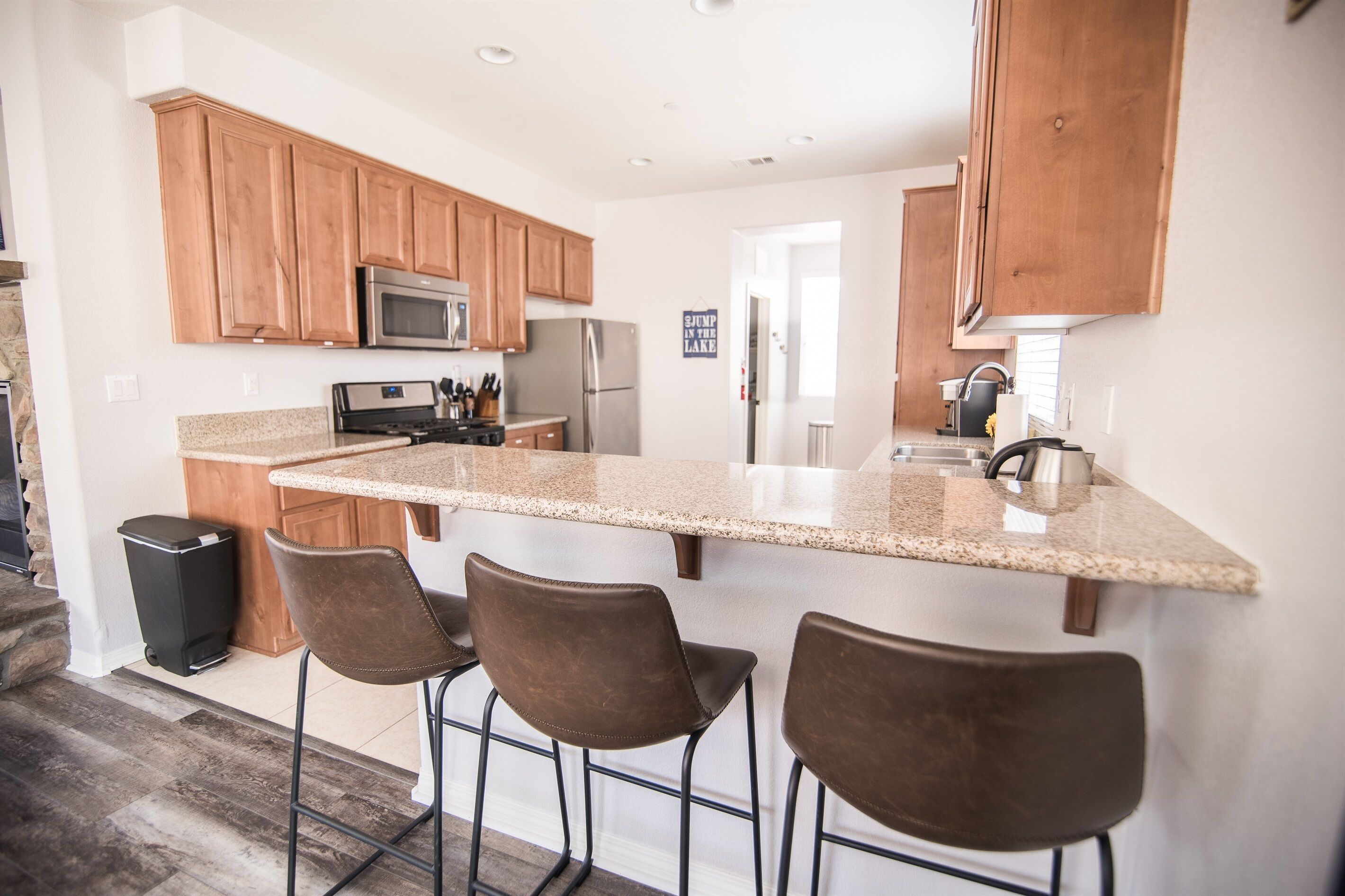 Central Heat! Modern Mountain Getaway in Big Bear: Hot tub, Games, Firepit, BBQ