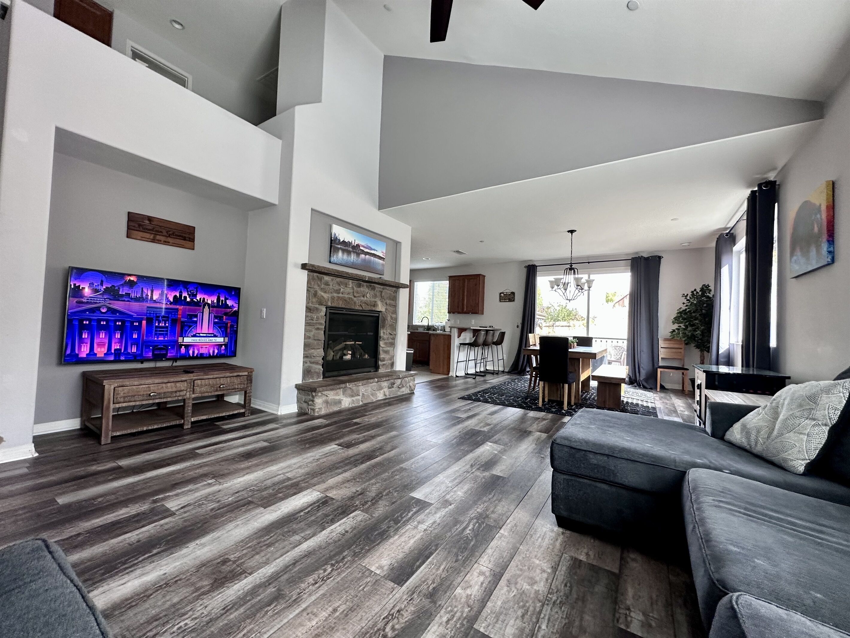 Central Heat! Modern Mountain Getaway in Big Bear: Hot tub, Games, Firepit, BBQ