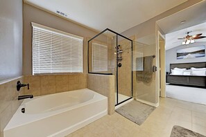 Badewanne, Whirlpool, Haartrockner, Handtücher