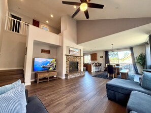 Una Smart TV, una chimenea, videojuegos, una mesa de tenis de mesa