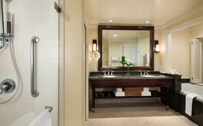 浴槽、ヘアドライヤー、タオル、石鹸