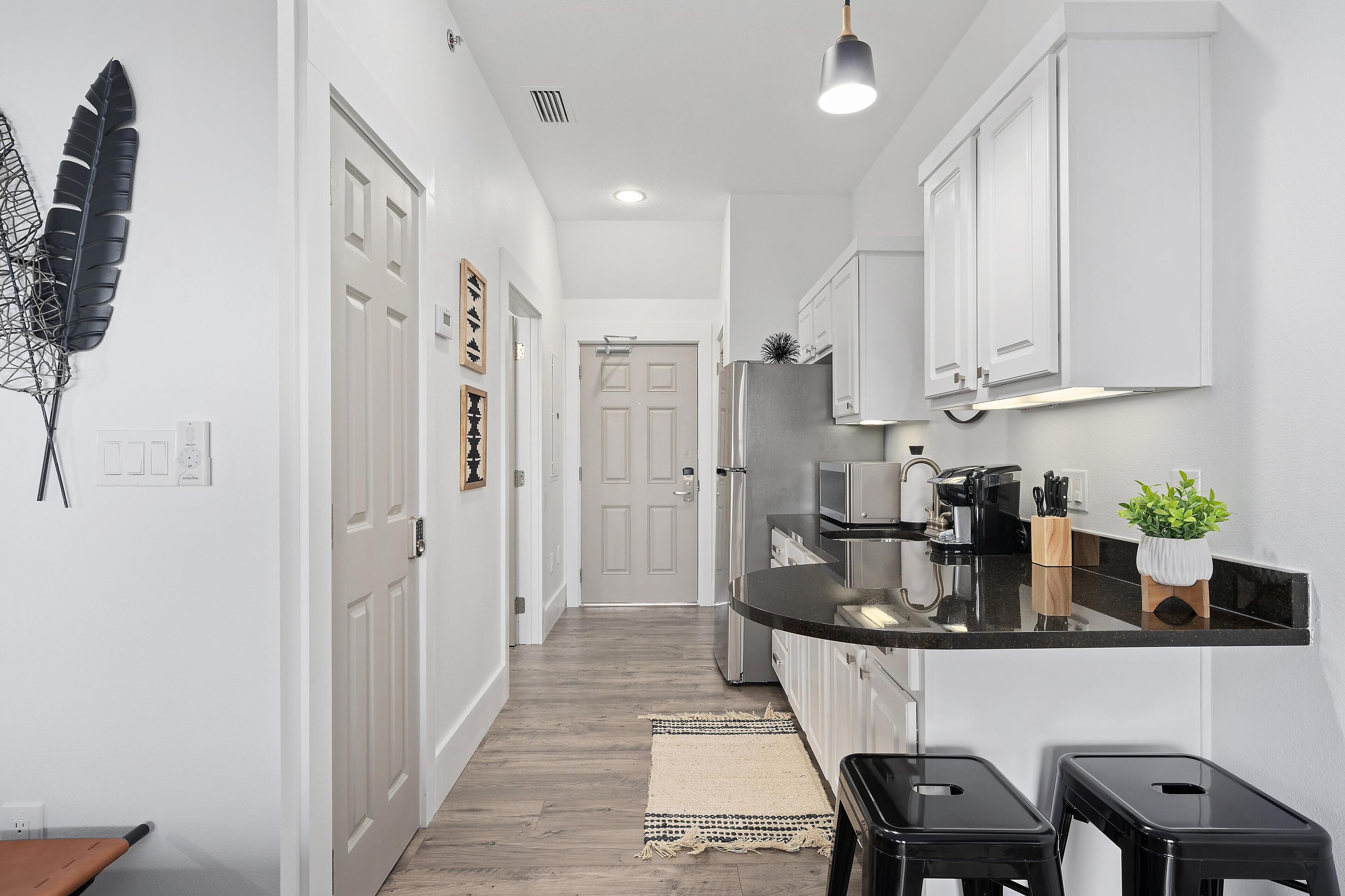 Renovated studio nestled in a pedestrian's paradise | Walk to Rosemary & Alys!