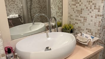 Vasca, asciugacapelli, bidet, asciugamani