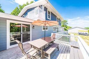 Outdoor dining - #EnglishPrairieBnB - 8 Bedroom - 4.5 Bathrooms (Twin Lakes)