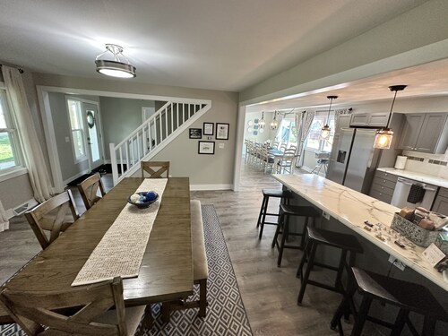 #EnglishPrairieBnB - 8 Bedroom - 4.5 Bathrooms