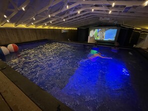 Una piscina cubierta, una piscina climatizada