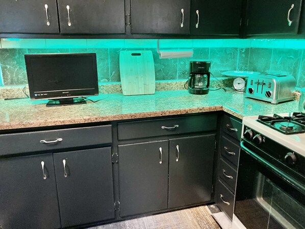 Fridge, microwave, oven, stovetop - 1Bed/1Bath 1st Floor House Near Downtown Kansas City (Kansas City)