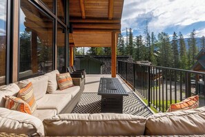 Terrace/patio - Snow Creek Cabin | Right on the Slopes | Hot Tub (Fernie)