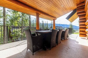Outdoor dining - Snow Creek Cabin | Right on the Slopes | Hot Tub (Fernie)
