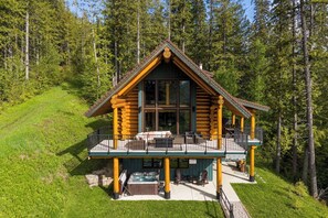 Terrace/patio - Snow Creek Cabin | Right on the Slopes | Hot Tub (Fernie)