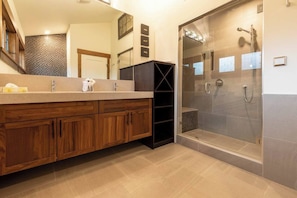 Bathtub, towels - Snow Creek Cabin | Right on the Slopes | Hot Tub (Fernie)