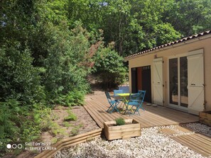 Outdoor dining - LA Maison DE LA Foret (Saint-Palais-sur-Mer)