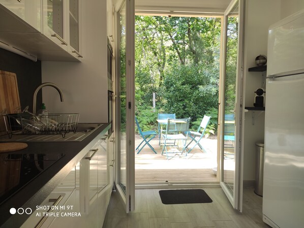 Réfrigérateur, micro-ondes, four, plaque de cuisson