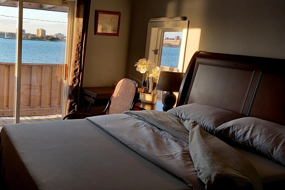 Riverview , waterfront, homestay, bnb