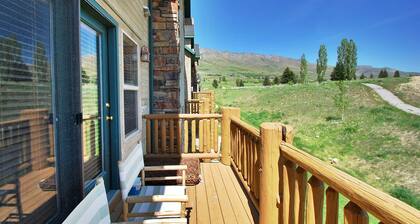 Well Stocked Family Condo Right on Golf Course - Near Pool & Hot Tub