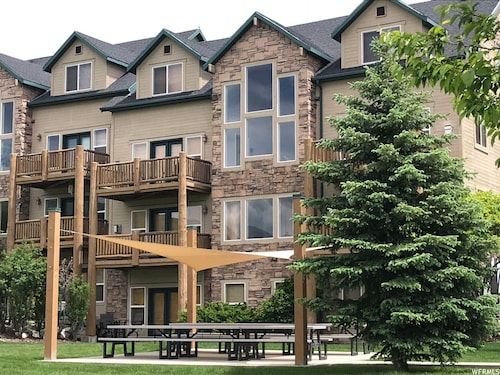 Powder Mountain Family Friendly Condo @ Moose Hollow Sleeps 6!