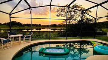 Una piscina al aire libre, una piscina climatizada