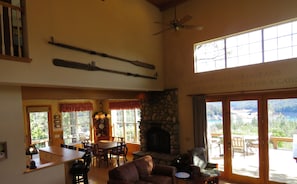 Smart TV, chimenea, videojuegos y reproductor de DVD 