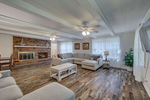 TV - Large Ranch house in Wilmington (Myrtle Grove)