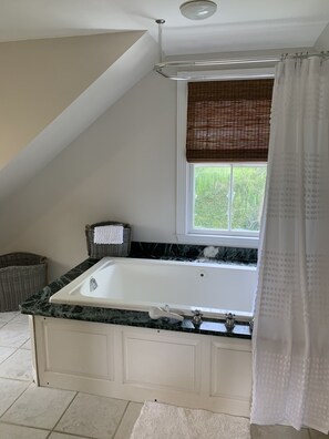 Ensemble douche/baignoire, sèche-cheveux, serviettes fournies, savon