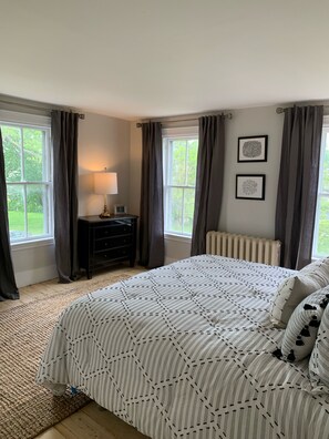 3 bedrooms, desk, iron/ironing board, free WiFi - Village Colonial / Harbor Views.  (Cohasset)