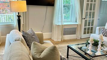 Smart-TV, Bücher, Stereoanlage