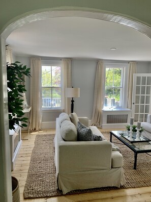 Smart TV, books, stereo