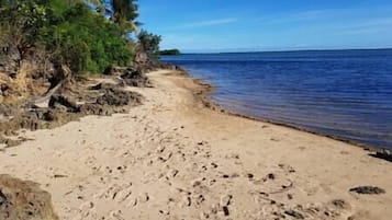 På stranden, solstolar och strandhanddukar