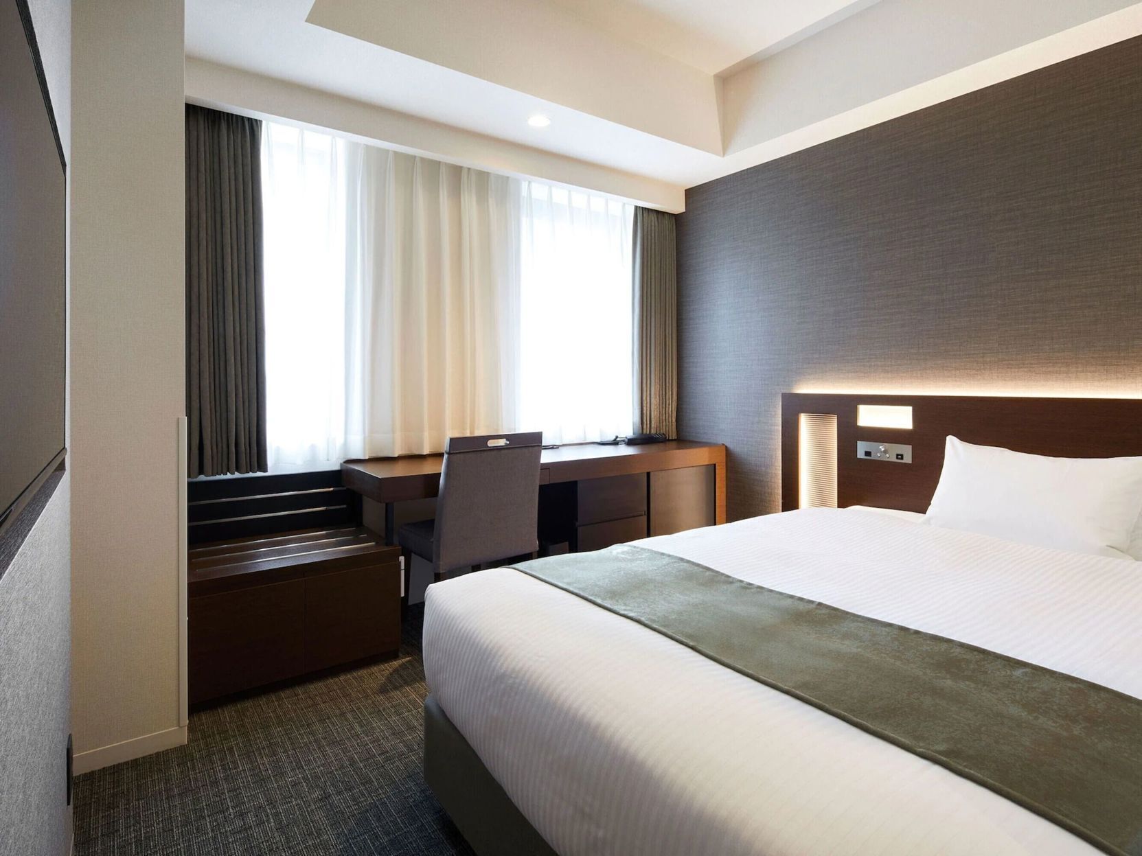 Down comforters, in-room safe, desk, free WiFi