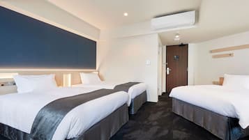 Comfort Triple Room, Non Smoking | Down comforters, in-room safe, desk, free WiFi