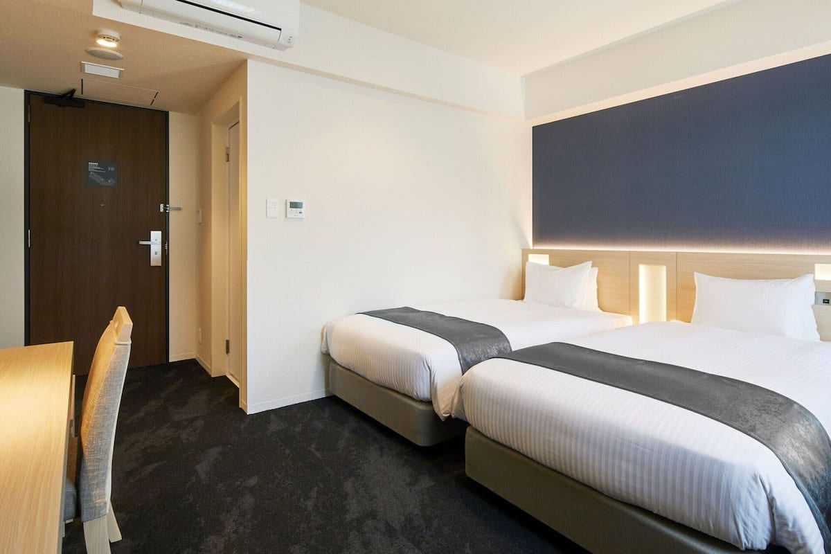 twin room, non smoking | down duvets, in-room safe, desk, free wifi