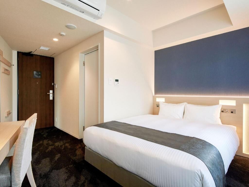 Down comforters, in-room safe, desk, free WiFi