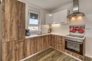Fridge, oven, stovetop, dishwasher - Apartment Doris 1 with Seaview (Porat)