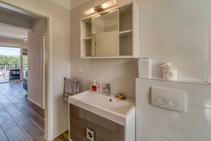 Bathtub, towels