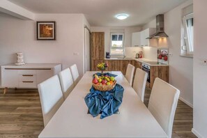 Réfrigérateur, four, plaque de cuisson, lave-vaisselle