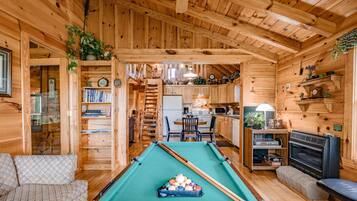 Smart-TV, Kamin, Videospiele, Bücher