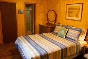2 bedrooms, in-room safe, desk, iron/ironing board - Charming and Cozy, 3-Season, Fence Lake Cottage with Beautiful Sunset View (Lac du Flambeau)