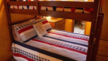 2 chambres, coffres-forts dans les chambres, bureau