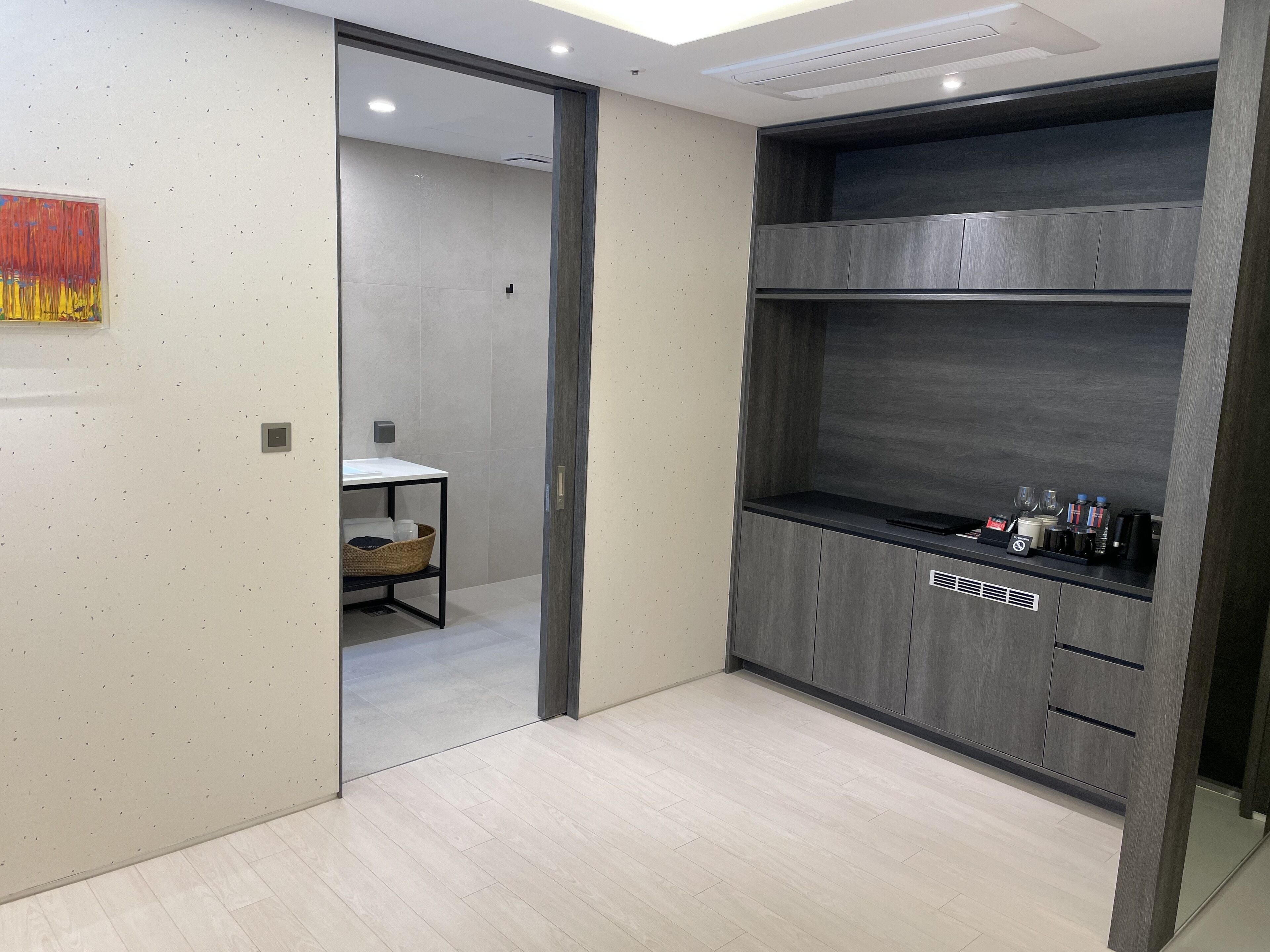 ondol corner suite | living area | 55-inch flat-screen tv with cable channels, tv, netflix