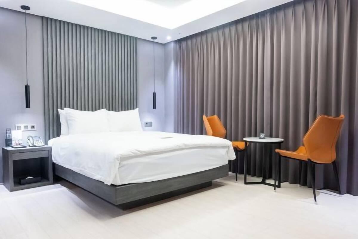 1 quarto, edredons de pluma, cortinas blackout, quartos à prova de som