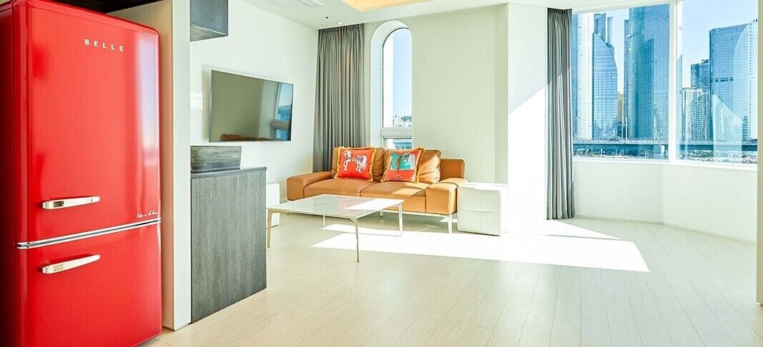 Presidential Room | Living area | 55-inch flat-screen TV with cable channels, TV, Netflix